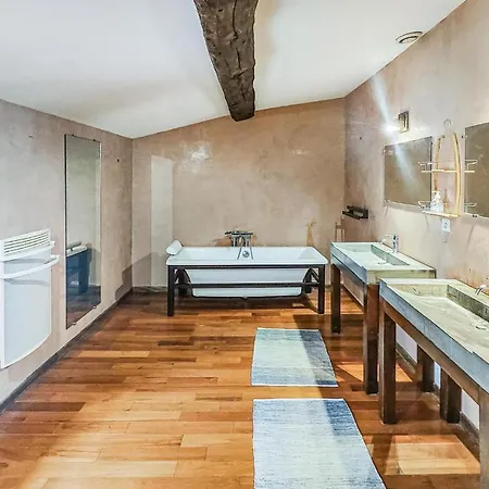 بيت للعطل Pet Friendly In *