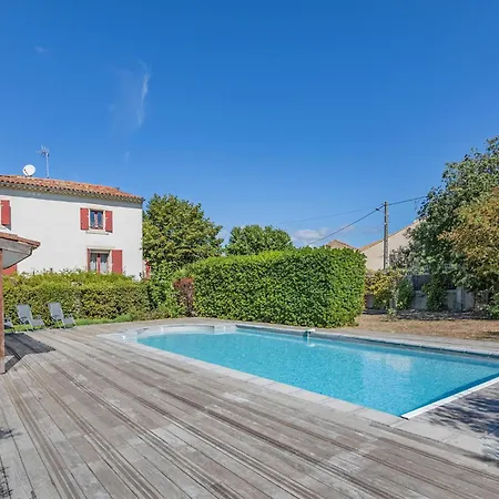 بيت للعطل Pet Friendly In *